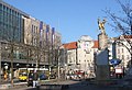 La place en novembre 2005, avec la bouche de métro, le centre commercial Karstadt et la statue centrale du couple de danseurs (Tanzendes Paar) sculpté par Joachim Schmettau en 1985.