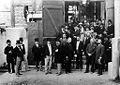 Prominenz beim Besuch des Kraftwerks, fotografiert von Oskar von Miller. Darunter Karl von Leibbrand, Emil Rathenau, Marcel Depréz, Gisbert Kapp, John Hopkinson, Charles Brown, Peter Emil Huber-Werdmüller und der Telekommunikations-pionier William Henry Preece.