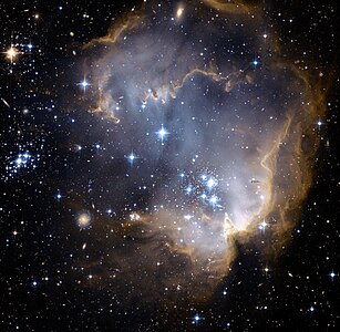 NGC 602, Küçük Macellan Bulutu bölgesinde bulunan geç, parlak bir açık yıldız kümesi. 1826 yılında keşfedilen NGC 602, yaklaşık olarak 5 milyon yıl yaşındadır.(Üreten:NASA)
