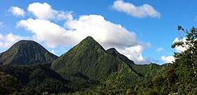 Vue des pitons du Carbet avec le piton Lacroix à gauche, le piton Dumauzé au centre le piton de l'Alma en arrière-plan à droite.