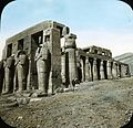 Tebe: Ramesseum., sliko je pobarval Joseph Hawkes. Brooklyn Museum Archives (S10.08 Thebes, image 9926).