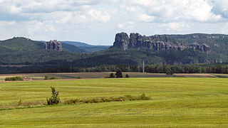 Blick auf die Schrammsteine: Falkenstein und Torsteinkette