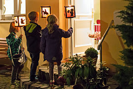 Enfants faisant du porte à porte le soir de la Saint-Martin à Cologne, en 2015.