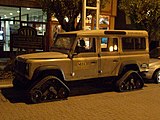 Un Land Rover Defender con orugas en la Patagonia argentina.