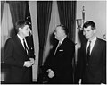 J. Edgar Hoover en 1961 en présence du président John Kennedy et son frère Robert Kennedy, secrétaire à la Justice.