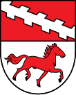 Gemeinde Egglham Geteilt von Rot und Silber, oben ein gegenästiger, silberner Schrägbalken, unten ein nach links trabendes, schwarz bewehrtes, rotes Pferd.