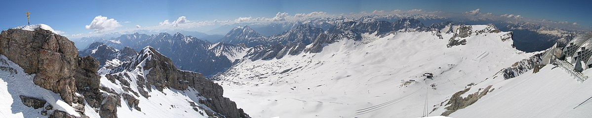 Views from Zugspitze - Panorama toward Austria (South) - Blick über das verschneite Zugspitzplatt mit Plattumrahmung und weiter auf die dahinter liegende Mieminger Kette mit fast parallelen Strukturen und zum Alpenhauptkamm jenseits des Inntals