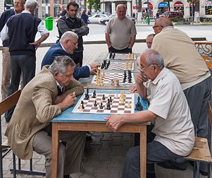Hommes jouant aux échecs dans les rues de Koutaïssi, en Géorgie. (définition réelle 3 731 × 3 125)