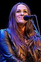 Alanis Morissette gitar çalarken