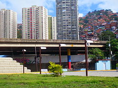 Asentamiento informal, barrio San Antonio al fondo, Caracas, Venezuela.jpg