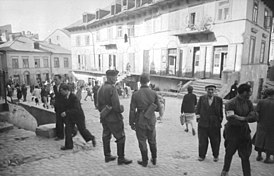 Два немецких солдата в Люблинском гетто (май 1941 года)