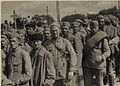 Jeńcy radzieccy w drodze do obozu w Łambinowicach (ok. 1941)