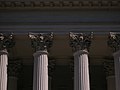 Columnas en el ingreso del edificio.