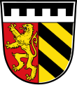 Gemeinde Marloffstein Unter im Zinnenschnitt von Schwarz und Silber geteiltem Schildhaupt gespalten; vorne in Rot ein goldener Löwe, hinten fünfmal schräg geteilt von Schwarz und Gold.