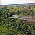 Vrtulník rozprašuje defoliant v deltě Mekongu