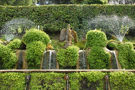 A d'Este eagle among the spouts in the Hundred Fountains