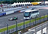 ハイパーカーと併走しながらサーキットを一周するサーキットサファリバス