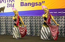 Javanese-style dance at the 8th Malam Anugerah Sastra, Inna Garuda, Yogyakarta