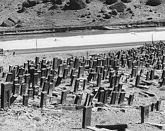 Vue partielle du cimetière de khatchkars de Djoulfa en 1915.