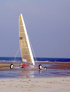 Een zeilwagen klasse 3 tijdens een competitie op Ivanpah Dry lake in de Verenigde Staten.