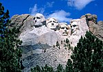 Gutzon Borglums 18 meter høye presidentportretter i Mount Rushmore National Memorial i USA stod ferdig 1941