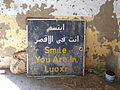 Wegweiser in einem zerstörten Haus: „Bitte lächeln. Du bist in Luxor.“