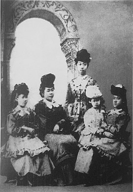 Nagai Shige (age 10), Ueda Tei (14), Yoshimasu Ryo (14), Tsuda Ume (6) and Yamakawa Sutematsu (11), in Chicago, their first time wearing Western clothes.