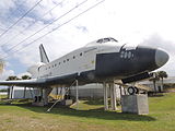 Réplica em escala real de um orbitador de ônibus espacial que ficava ao lado do Hall da Fama