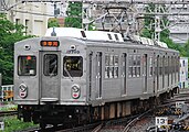 前面の赤帯を撤去した7910F （2012年5月15日 / 蒲田駅）(2014年5月廃車)