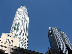 El U.S. Bank Tower se eleva sobre la Biblioteca Central en el centro de Los Ángeles