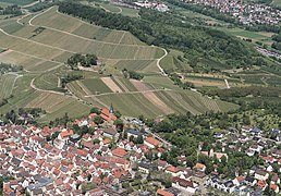 Das Ortszentrum von Weinsberg und die Burgruine Weibertreu