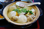 Potrawa lokalna guzōni (mochi gotowane z warzywami, inne składniki w zależności od regionu)[15]