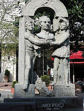 Памятник Абди Ипекчи работы Гюрдала Дуяра