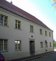 Reste der ehemaligen Stadtmauer im hinteren Flurstücksbereich und Wohnhaus in halboffener Bebauung mit Gedenkplatte (Geburtshaus Johannes Pache)