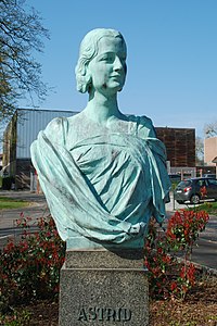 Busto de bronze da Rainha Astrid in Court-Saint-Étienne (Victor Rousseau, 1938).