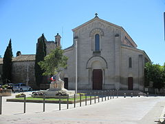 Église Saint-Martin et monument aux morts.