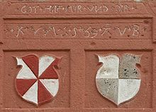 Rechts das Wappen der Familie von Boyneburg, auf einem Wappenstein am Blauen Schloss in Hohenroda-Mansbach