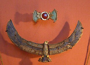 Pectoral et boucle de cheveux trouvés sur la momie attribuée au prince Khâemouaset, fils de Ramsès II