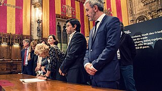 La alcaldesa de Madrid, Manuela Carmena, firmando el libro de condolencias en el Ayuntamiento de Barcelona.