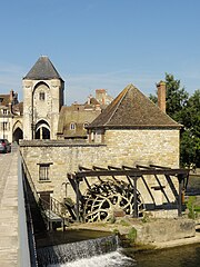 Porte de Bourgogne et moulin Graciot sur le Loing.