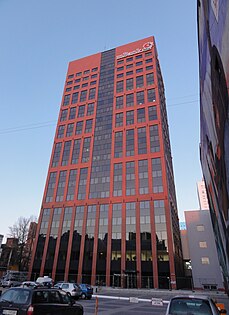 Punainen mBankin tornitalo Puolan Łódźissa.