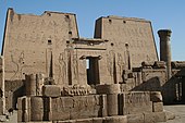 Edfu'daki iyi korunmuş Horus Tapınağı, Mısır mimarisine ve mimari heykeline bir örnektir