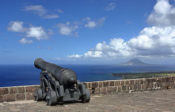 Canhão da Fortaleza de Brimstone Hill, que domina a costa nordeste da ilha caribenha de São Cristóvão e Névis. Ao fundo se pode ver a ilha de Santo Eustáquio. (definição 5 094 × 3 257)