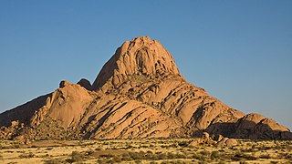 Spitzkoppe, el «Matterhorn namibio», formado por levantamientos y magmatismo de principios del Cretácico
