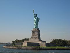 La statue de la Liberté vue de la navette touristique qui mène à la statue et à Ellis Island
