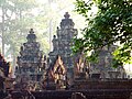 Der 967 geweihte hinduistische Tempel Banteay Srei steht für die friedliche Blütezeit Angkors im 10. Jh. 150 Jahre und viele Kriege später entstand in der Nähe das bekanntere Angkor Wat.