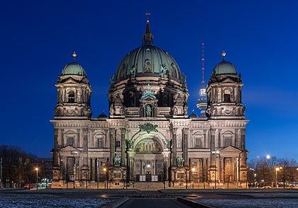 Fachada oeste da Catedral de Berlim durante o amanhecer. (definição 4 182 × 2 928)