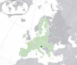ที่ตั้งของ ประเทศสโลวีเนีย  (เขียวเข้ม) – ในยุโรป  (เขียว & เทาเข้ม) – ในสหภาพยุโรป  (เขียว)