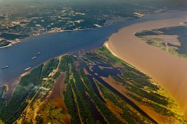 Tumma Rio Negro vasemmalla, vaalea Amazon oikealla.