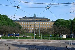 Kungsladugårdsskolan vid Älvsborgsplan. En framträdande byggnad i fonden av Älvsborgsgatan.